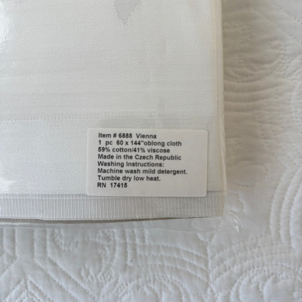 Vienna White Floral Damask Oblong Tablecloth 60x144 Cotton Viscose Made in Czech - Picture 2 of 4